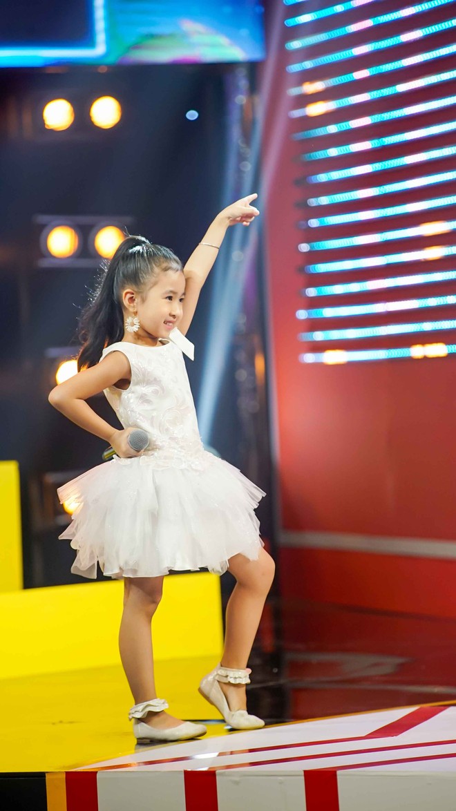 Đấu trường &acirc;m nhạc nh&iacute;: C&ocirc; b&eacute; chưa biết chữ khiến kh&aacute;n giả ngỡ ng&agrave;ng khi h&aacute;t karaoke như thật! - Ảnh 5.
