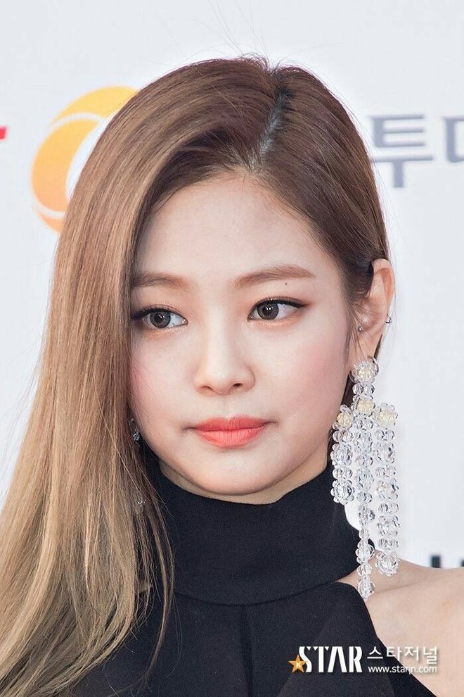 Nhan sắc quá khứ gây tranh cãi của 3 thành viên BLACKPINK: Quá khác, liệu dao kéo hay nhờ chiêu thần kỳ này? - Ảnh 8.