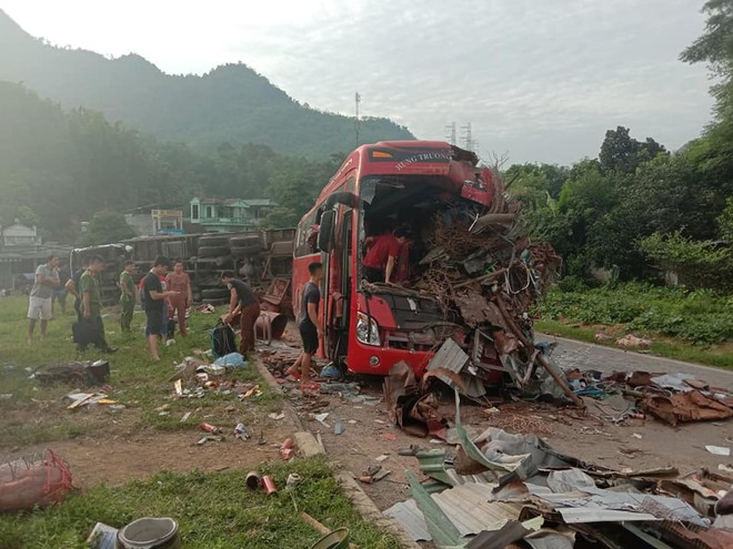 Xúc động chuyện người đàn ông lạ chạy khắp bệnh viện, chăm cho từng nạn nhân vụ tai nạn ở Hòa Bình: Tôi không nghĩ được gì nhiều - Ảnh 1.