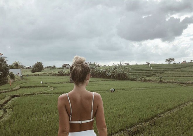 Đăng ảnh so sánh mình với nông dân trồng lúa, blogger du lịch hứng mưa gạch đá đến mức phải đóng Instagram - Ảnh 2.