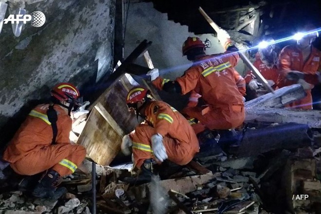 Ảnh: Hiện trường vụ động đất ở Tứ Xuyên làm gần 150 người thương vong - Ảnh 9.