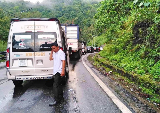 Lở đất trên đèo Bảo Lộc, giao thông ngưng trệ nhiều giờ - Ảnh 6.