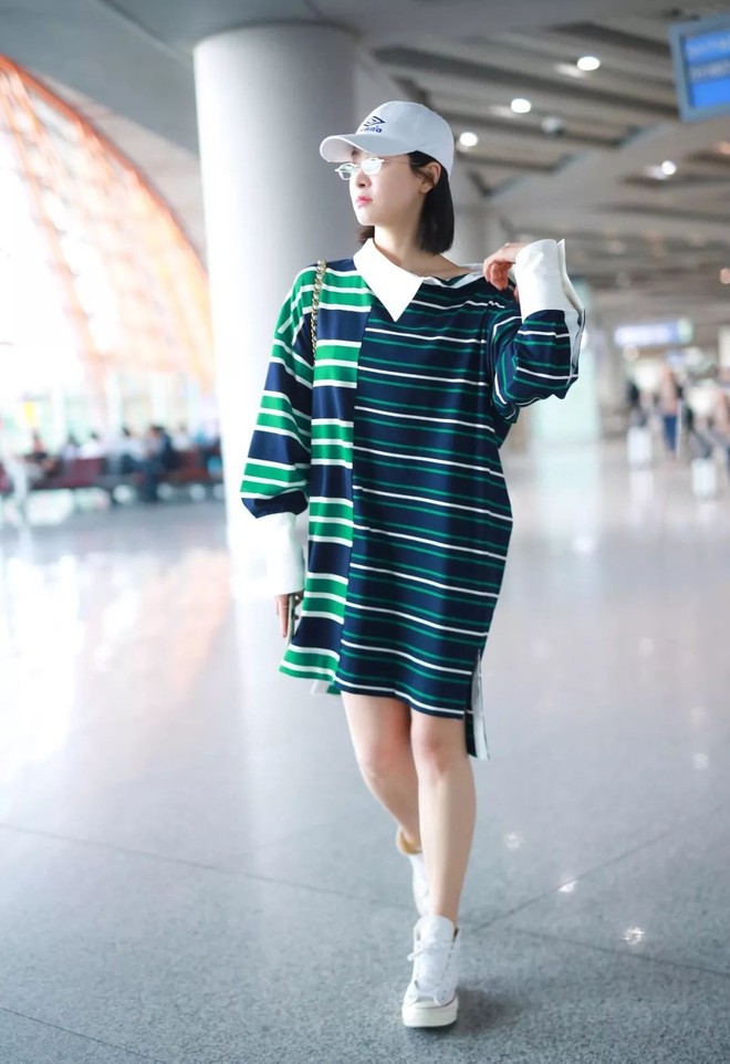 Cùng là váy hiệu 25 triệu mà Victoria Song như mặc đồ Taobao, Cổ Lực Na Trát lại đẳng cấp khác một trời một vực - Ảnh 2.