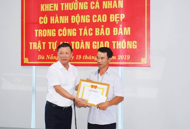 Đà Nẵng khen thưởng anh thợ đá đục mảng bê tông bám trên đường vì sợ người khác bị tai nạn - Ảnh 1.