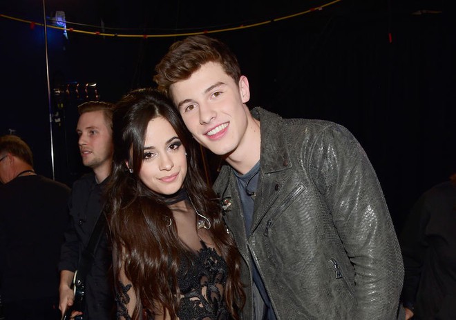 Fan được một phen h&uacute; h&eacute;t khi Shawn Mendes nồng n&agrave;n kh&oacute;a m&ocirc;i Camila Cabello trong teaser MV mới! - Ảnh 4.