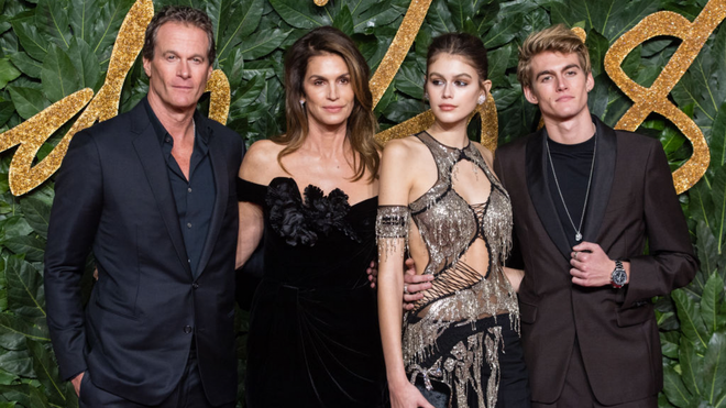 Bức ảnh g&acirc;y cho&aacute;ng nhất h&ocirc;m nay: 4 th&agrave;nh vi&ecirc;n gia đ&igrave;nh si&ecirc;u mẫu Cindy Crawford cực phẩm, thần th&aacute;i khỏi n&oacute;i hội tụ - Ảnh 1.