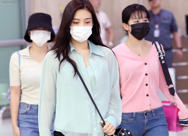 Taeyeon gây choáng với nhan sắc đỉnh đến mức lấn át cả nữ thần Suzy, Irene đẹp bất chấp bên Red Velvet tại sân bay - Ảnh 12.