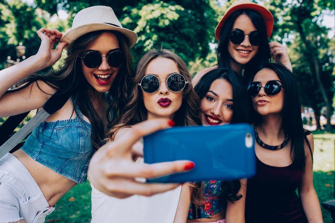 Tội ác của selfie đối với thế hệ trẻ: Nỗi ám ảnh ngoại hình lấy phẫu thuật thẩm mỹ làm giải thưởng thỏa mãn - Ảnh 1.