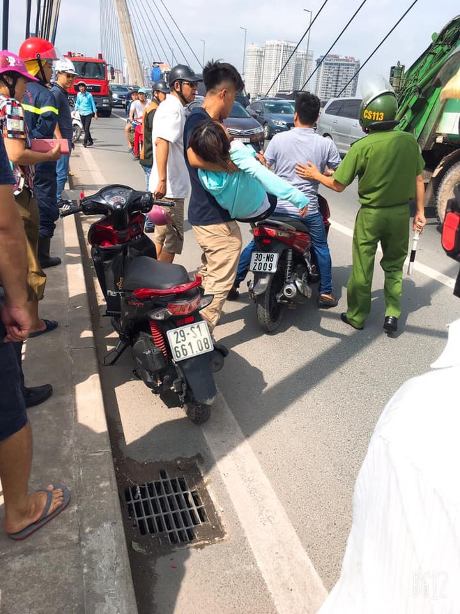 Hà Nội: Nghi vấn nam thanh niên cãi nhau với người yêu rồi nhảy cầu Nhật Tân tự tử, cô gái ngất lịm tại hiện trường - Ảnh 3.