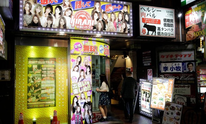 Dịch vụ hẹn hò nữ sinh mặc váy ngắn: Vỏ bọc hoàn hảo cho ngành công nghiệp tình dục ở Nhật Bản - Ảnh 1.