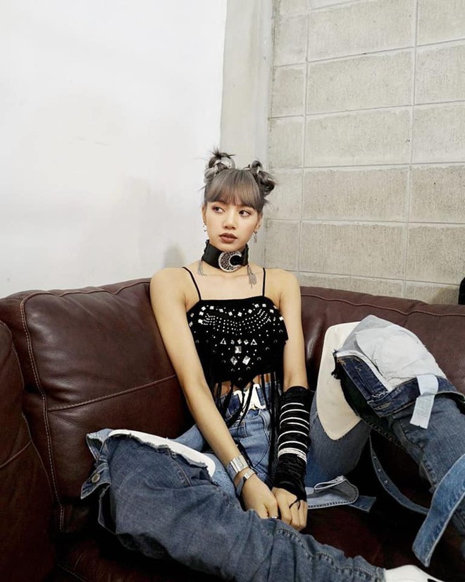 Nếu không phải Lisa (Blackpink) thì idol nào mới có thể “cân” được đống trang phục khó cảm nhường này? - Ảnh 1.