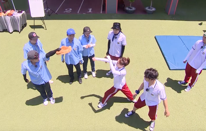 Running Man - Kh&ocirc;ng l&ecirc;n s&oacute;ng: Trấn Th&agrave;nh ph&aacute;t hiện Lan Ngọc bốc ra m&ugrave;i lạ - Ảnh 2.