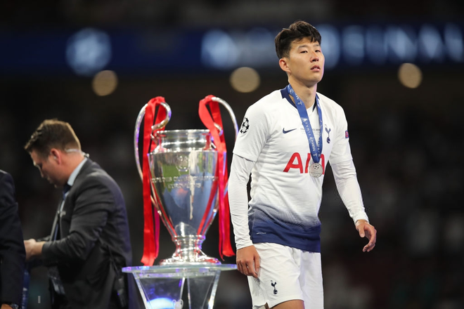 Son Heung-min cùng toàn đội lầm lũi bước qua chiếc cúp Champions League, khoảnh khắc khiến chúng ta phải lắng lại và suy ngẫm - Ảnh 1.