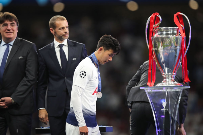 Son Heung-min cùng toàn đội lầm lũi bước qua chiếc cúp Champions League, khoảnh khắc khiến chúng ta phải lắng lại và suy ngẫm - Ảnh 2.