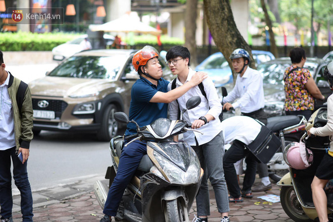 Th&iacute; sinh hớt hải chạy vắt ch&acirc;n l&ecirc;n cổ v&igrave; đến muộn, chỉ c&ograve;n 1 ph&uacute;t l&agrave; đ&oacute;ng cổng trường trong buổi thi thứ 2 v&agrave;o lớp 10 năm 2019 - Ảnh 9.