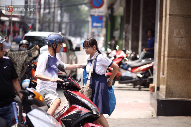 Th&iacute; sinh hớt hải chạy vắt ch&acirc;n l&ecirc;n cổ v&igrave; đến muộn, chỉ c&ograve;n 1 ph&uacute;t l&agrave; đ&oacute;ng cổng trường trong buổi thi thứ 2 v&agrave;o lớp 10 năm 2019 - Ảnh 19.