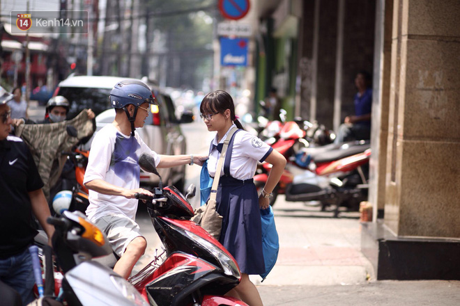 Thí sinh hớt hải chạy vắt chân lên cổ vì đến muộn, chỉ còn 1 phút là đóng cổng trường trong buổi thi thứ 2 vào lớp 10 năm 2019 - Ảnh 19.