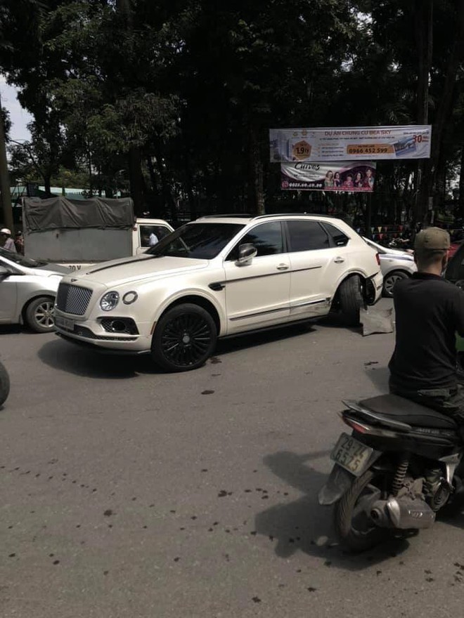 Hà Nội: Va chạm giao thông với xe taxi, xe sang Bentley Bentayga hư hỏng một bánh sau - Ảnh 2.