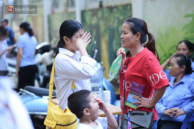 Hàng loạt thí sinh và phụ huynh ôm nhau bật khóc nức nở ngoài cổng trường thi vì không làm được bài - Ảnh 3.