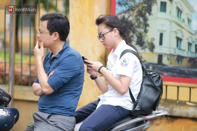 Th&iacute; sinh hớt hải chạy vắt ch&acirc;n l&ecirc;n cổ v&igrave; đến muộn, chỉ c&ograve;n 1 ph&uacute;t l&agrave; đ&oacute;ng cổng trường trong buổi thi thứ 2 v&agrave;o lớp 10 năm 2019 - Ảnh 34.