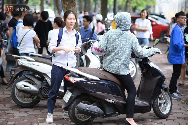 Th&iacute; sinh hớt hải chạy vắt ch&acirc;n l&ecirc;n cổ v&igrave; đến muộn, chỉ c&ograve;n 1 ph&uacute;t l&agrave; đ&oacute;ng cổng trường trong buổi thi thứ 2 v&agrave;o lớp 10 năm 2019 - Ảnh 10.