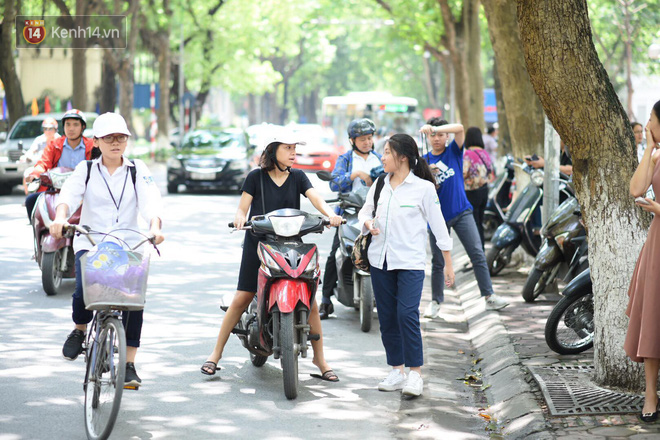 Th&iacute; sinh hớt hải chạy vắt ch&acirc;n l&ecirc;n cổ v&igrave; đến muộn, chỉ c&ograve;n 1 ph&uacute;t l&agrave; đ&oacute;ng cổng trường trong buổi thi thứ 2 v&agrave;o lớp 10 năm 2019 - Ảnh 11.