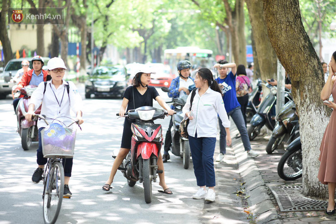 Thí sinh hớt hải chạy vắt chân lên cổ vì đến muộn, chỉ còn 1 phút là đóng cổng trường trong buổi thi thứ 2 vào lớp 10 năm 2019 - Ảnh 11.