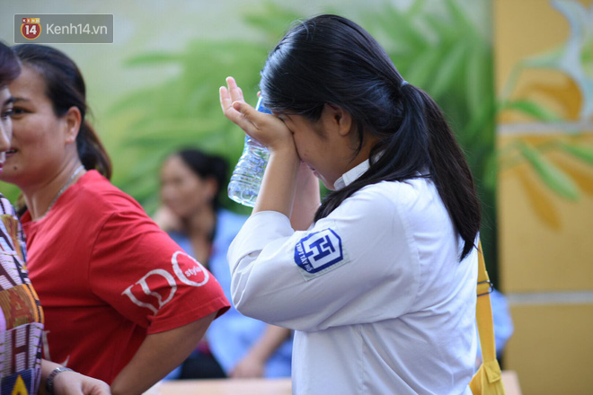 Hàng loạt thí sinh và phụ huynh ôm nhau bật khóc nức nở ngoài cổng trường thi vì không làm được bài - Ảnh 4.