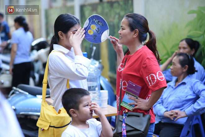 Hàng loạt thí sinh và phụ huynh ôm nhau bật khóc nức nở ngoài cổng trường thi vì không làm được bài - Ảnh 10.