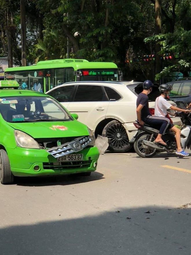 Hà Nội: Va chạm giao thông với xe taxi, xe sang Bentley Bentayga hư hỏng một bánh sau - Ảnh 1.