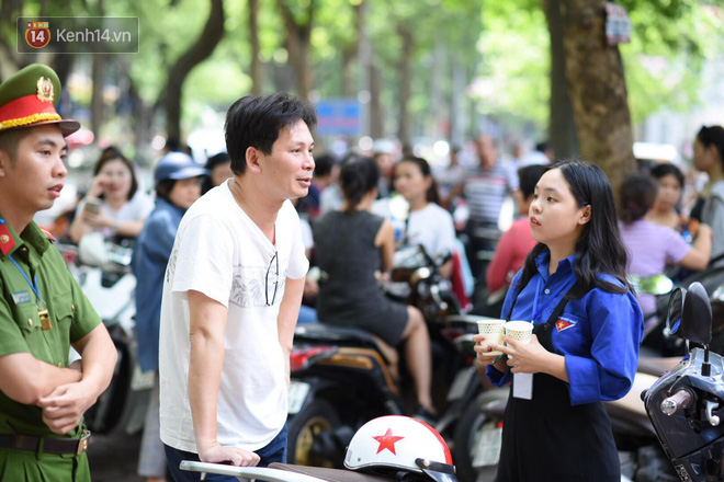 Thí sinh hớt hải chạy vắt chân lên cổ vì đến muộn, chỉ còn 1 phút là đóng cổng trường trong buổi thi thứ 2 vào lớp 10 năm 2019 - Ảnh 4.