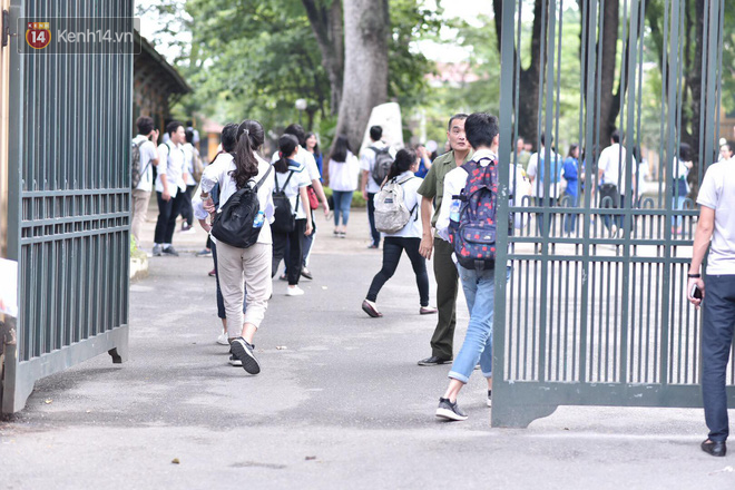 Th&iacute; sinh hớt hải chạy vắt ch&acirc;n l&ecirc;n cổ v&igrave; đến muộn, chỉ c&ograve;n 1 ph&uacute;t l&agrave; đ&oacute;ng cổng trường trong buổi thi thứ 2 v&agrave;o lớp 10 năm 2019 - Ảnh 29.