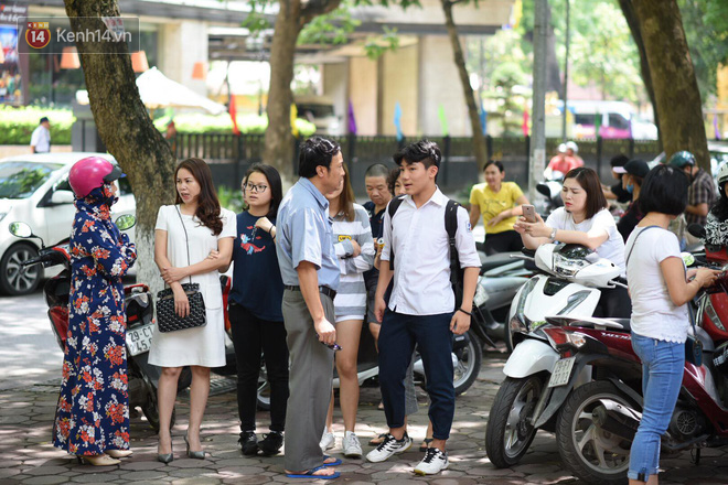 Th&iacute; sinh hớt hải chạy vắt ch&acirc;n l&ecirc;n cổ v&igrave; đến muộn, chỉ c&ograve;n 1 ph&uacute;t l&agrave; đ&oacute;ng cổng trường trong buổi thi thứ 2 v&agrave;o lớp 10 năm 2019 - Ảnh 13.