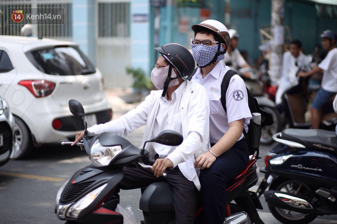Th&iacute; sinh hớt hải chạy vắt ch&acirc;n l&ecirc;n cổ v&igrave; đến muộn, chỉ c&ograve;n 1 ph&uacute;t l&agrave; đ&oacute;ng cổng trường trong buổi thi thứ 2 v&agrave;o lớp 10 năm 2019 - Ảnh 24.