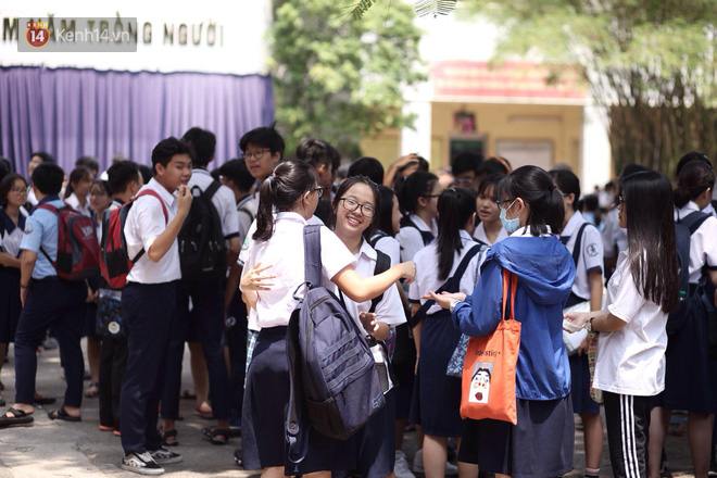 Th&iacute; sinh hớt hải chạy vắt ch&acirc;n l&ecirc;n cổ v&igrave; đến muộn, chỉ c&ograve;n 1 ph&uacute;t l&agrave; đ&oacute;ng cổng trường trong buổi thi thứ 2 v&agrave;o lớp 10 năm 2019 - Ảnh 26.