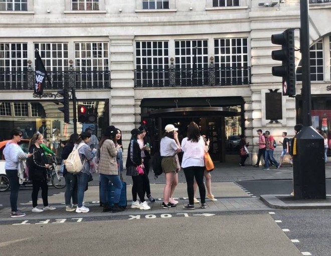 Rợn tóc gáy cảnh fan châu Âu đông như kiến thầu kín Quảng trường Piccadilly ở London để chờ BTS trước show lịch sử - Ảnh 9.