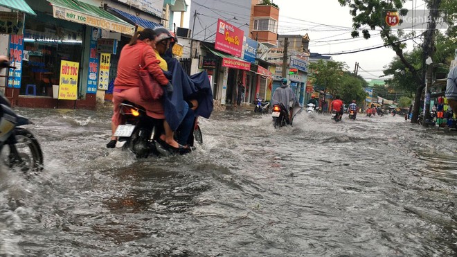 Đường phố Sài Gòn biến thành sông sau trận mưa lớn kéo dài - Ảnh 6.