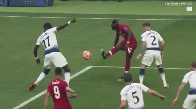 Tranh c&atilde;i hậu chung kết Champions League: Trọng t&agrave;i mắc lỗi lớn khi thổi phạt đền cho Liverpool? - Ảnh 1.