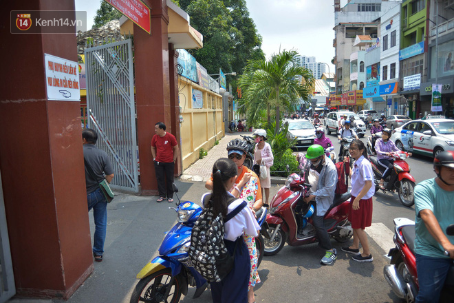 Th&iacute; sinh hớt hải chạy vắt ch&acirc;n l&ecirc;n cổ v&igrave; đến muộn, chỉ c&ograve;n 1 ph&uacute;t l&agrave; đ&oacute;ng cổng trường trong buổi thi thứ 2 v&agrave;o lớp 10 năm 2019 - Ảnh 15.