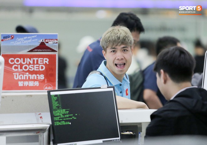 Bị trêu mang cả Hàn Quốc trở về, Công Phượng gặp rắc rối ở sân bay Bangkok - Ảnh 6.