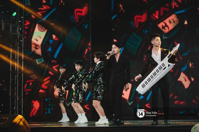 KARD và Ha Sung Woon khiến fan bấn loạn, Chi Pu và Hương Giang đẹp phát hờn bên dàn nghệ sĩ tại show Hàn-Việt - Ảnh 24.