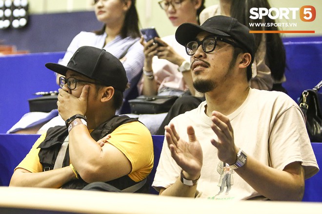 Hoàng tử Indie Thái Vũ và Rapper Phương Kào bất chấp mưa gió tới dự trận đấu mở màn VBA BY MB 2019 - Ảnh 4.