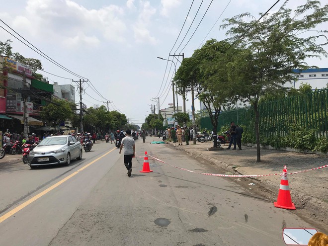 TP.HCM: T&ocirc;ng chết người phụ nữ chở mẹ gi&agrave; tr&ecirc;n đường, t&agrave;i xế container vội v&agrave;ng bỏ chạy - Ảnh 1.