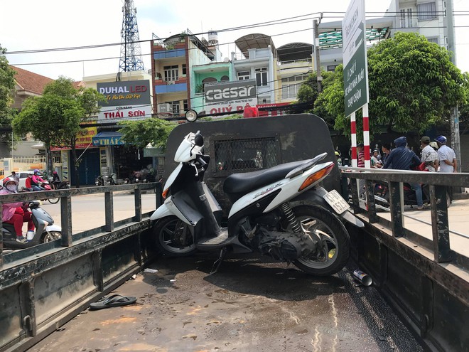 TP.HCM: T&ocirc;ng chết người phụ nữ chở mẹ gi&agrave; tr&ecirc;n đường, t&agrave;i xế container vội v&agrave;ng bỏ chạy - Ảnh 2.