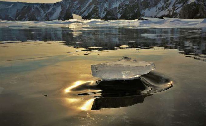 Những hình ảnh đáng kinh ngạc về tạo hình băng trên hồ Baikal - Ảnh 5.
