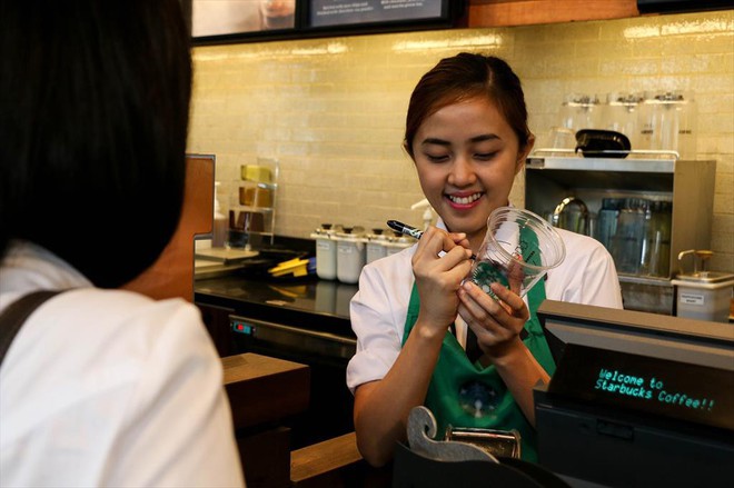 Lên mạng bóc phốt khách hàng, cô gái nhân viên cửa hàng fast food bị dân mạng ném đá: Không lẽ khách hàng phải dạ thưa bạn mới chịu? - Ảnh 1.