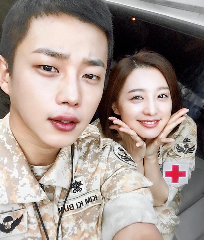 Cùng tông make up: Song Joong Ki vợ nhận không ra, Kim Ji Won lấm lem bùn đất xinh hơn thời Hậu Duệ Mặt Trời! - Ảnh 6.