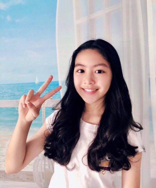 Cô con gái lớn xinh như Hoa hậu của MC Quyền Linh gây trầm trồ khi tự cắt tóc và uốn xoăn đẹp “chuẩn salon” - Ảnh 1. Cô con gái lớn xinh như Hoa hậu của MC Quyền Linh gây trầm trồ khi tự cắt tóc và uốn xoăn đẹp “chuẩn salon” - Ảnh 1.