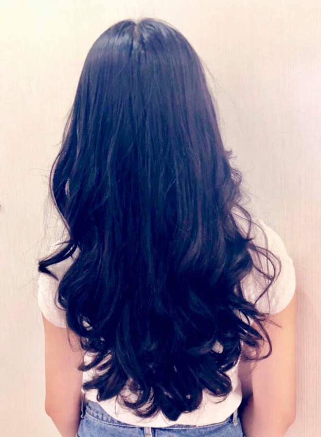 Cô con gái lớn xinh như Hoa hậu của MC Quyền Linh gây trầm trồ khi tự cắt tóc và uốn xoăn đẹp “chuẩn salon” - Ảnh 3. Cô con gái lớn xinh như Hoa hậu của MC Quyền Linh gây trầm trồ khi tự cắt tóc và uốn xoăn đẹp “chuẩn salon” - Ảnh 3.