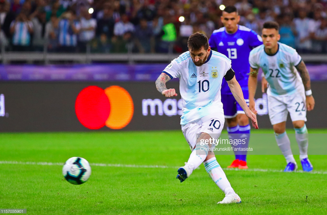 Nổi tiếng khô khan và rụt rè, Messi cuối cùng cũng chiều fan bằng hành động ăn mừng bàn thắng chưa từng làm trong suốt sự nghiệp - Ảnh 1.
